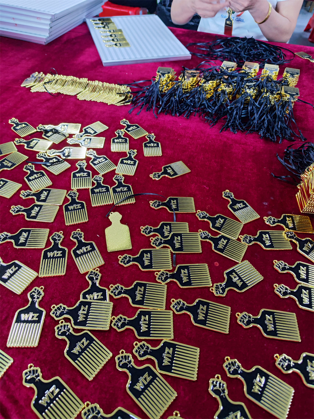 徽章里的小世界，这家公司在用心雕琢